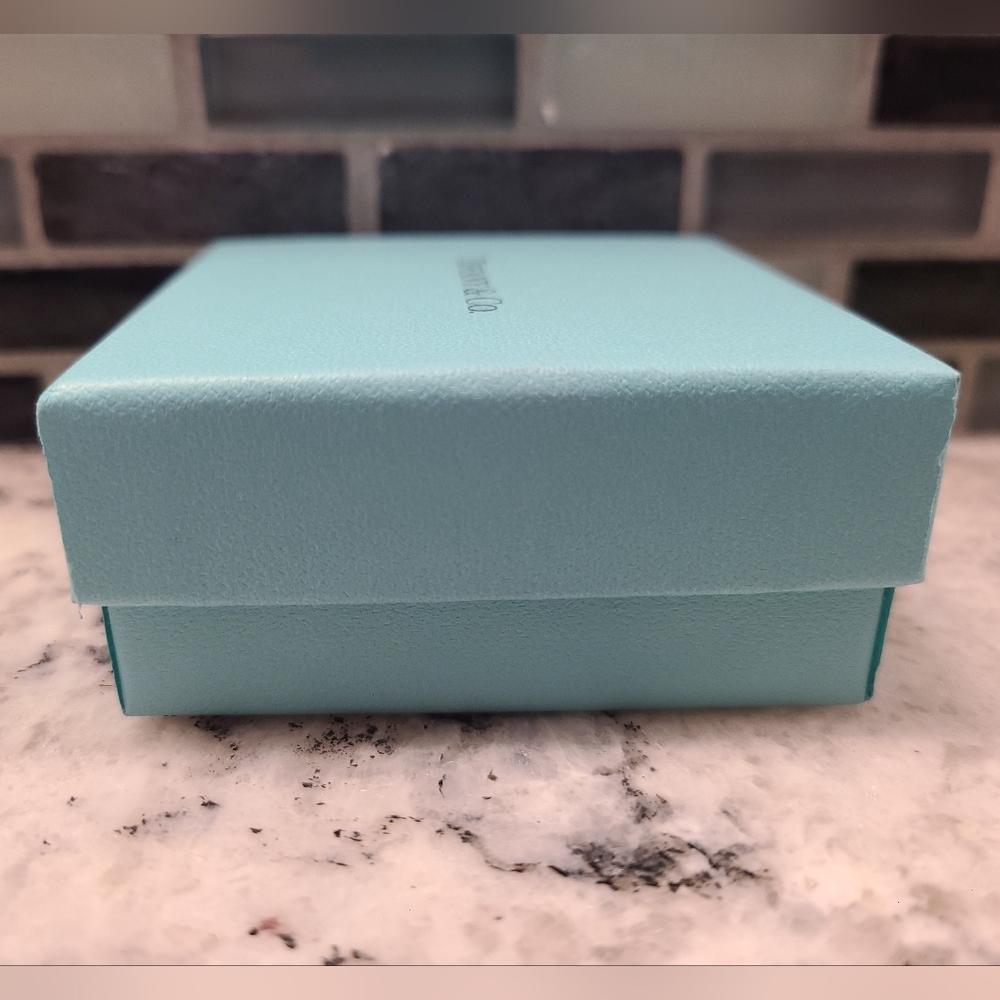 Tiffany & Co. Iconic Blue Gift Box - Picture 3 of 4